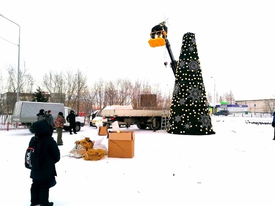 Главную новогоднюю ель устанавливают в Лабытнанги