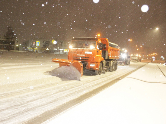 С улиц Барнаула за ночь вывезли более двух тысяч кубометров снега