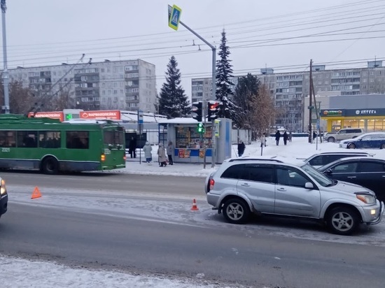 Иномарка сбила перебегавшую дорогу на красный свет женщину в Новосибирске