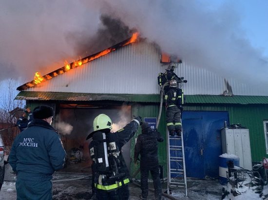 Поздно сообщили о пожаре: спасатели тушат горящую СТО в Салехарде
