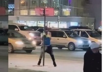 Танцующего мужчину, известного в Новосибирске как "морозный безумец" и "Валера Дэнс", заметили на площади Ленина в Новосибирске в новом образе