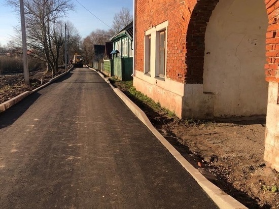 На набережной в Сольцах уложили первый слой асфальта
