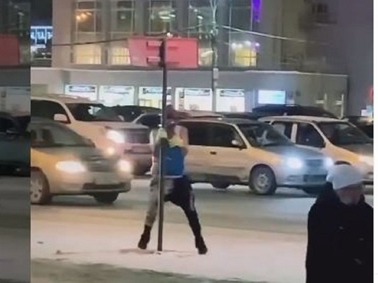 Горячие танцы в мороз показал уличный танцор «Валера Дэнс» в Новосибирске