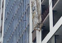 Люлька с рабочими сорвалась на на стройке 25-этажного дома по улице Большевистской