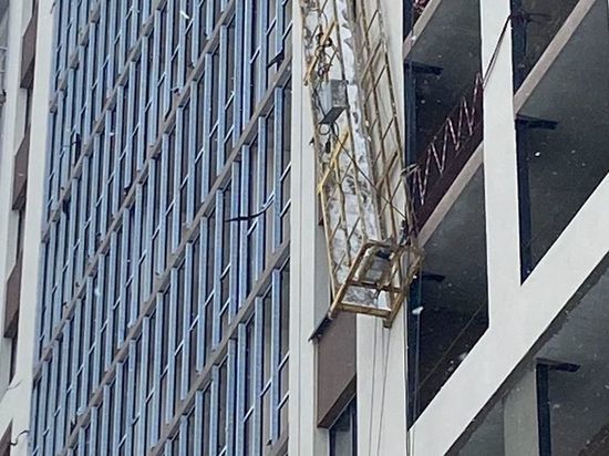 Люлька с тремя рабочими упала с 9 этажа на стройке в Новосибирске
