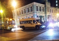 Пробка образовалась вечером 18 ноября из-за столкновения иномарки, маршрутного такси и троллейбуса на пересечении улиц Бутина и Чайковского в Чите