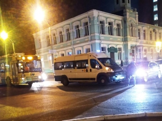 ДТП кроссовера, маршрутки и троллейбуса собрало пробку в центре Читы