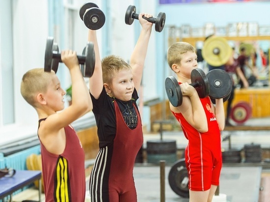 В омской спортшколе олимпийского резерва модернизировали зал тяжелой атлетики при поддержке ОНПЗ