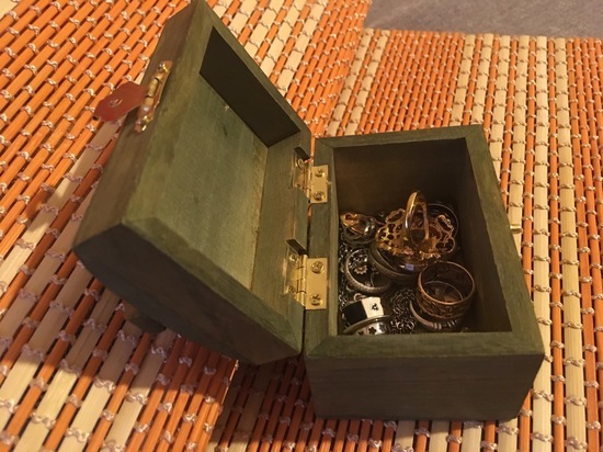 На 48 тысяч рублей обманули юную смолянку с доставкой ювелирных украшений