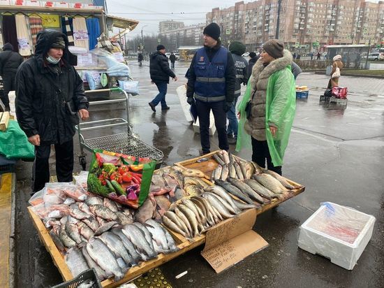 Незаконные торговые павильоны снесли у семи станций петербургского метро