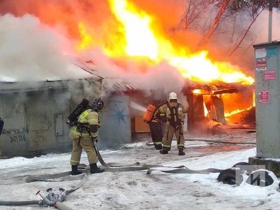 В Казани горели заброшенные гаражи на Волгоградской