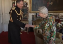 Королева Великобритании Елизавета II вызвала переполох в социальны сетях после публикации видео встречи с начальником штаба британских вооруженных сил в Виндзорском замке Ником Картером, сообщает Daily Star