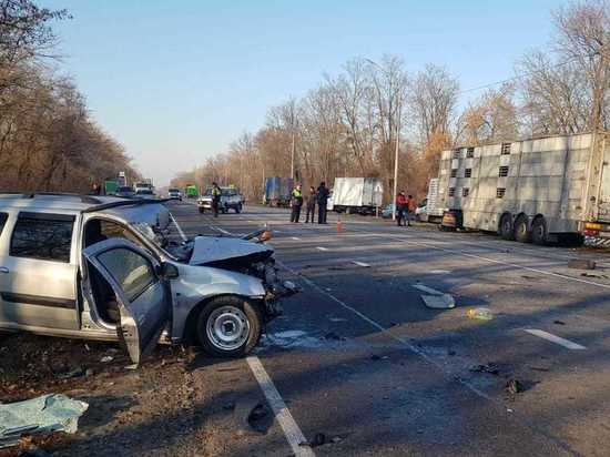 В Курской области в столкновении «Лады» и грузовика погиб 45-летний водитель