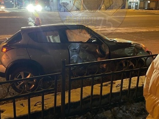 Водитель Nissan Juke доставлен в больницу после тройного ДТП в Чите