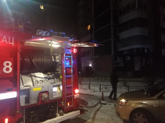 Ночной пожар в 16-этажном доме произошел в Екатеринбурге