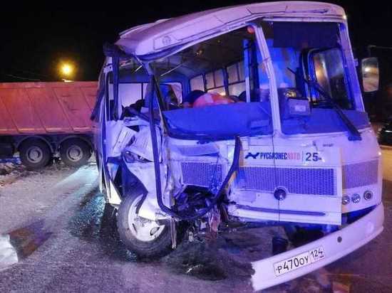 Автобус и грузовик столкнулись под Норильском Красноярского края