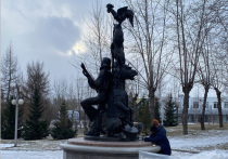 В Красноярске рабочие завершают установку скульптуры «Бременские музыканты» а парке имени 1 Мая
