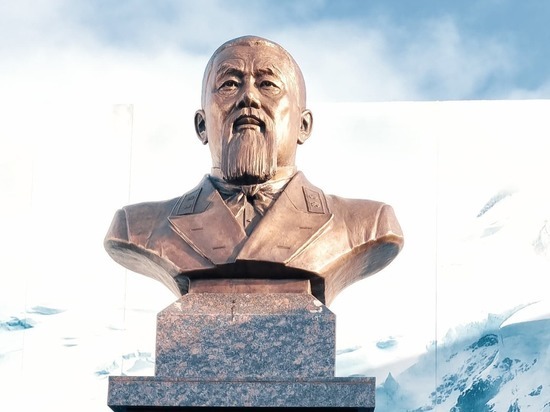 В Улан-Удэ открыли памятник врачу и дипломату Петру Бадмаеву
