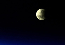 Российский космонавт Петр Дубров с борта МКС заснял самое продолжительное за последние 500 лет лунное затмение