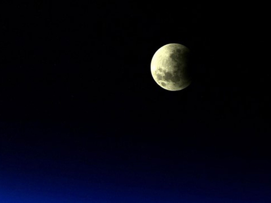 Космонавт сфотографировал самое длинное за 500 лет затмение Луны