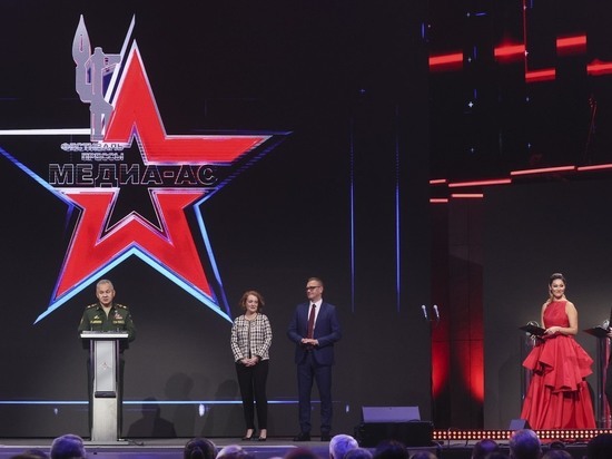 Шойгу вручил награды лучшим военным журналистам