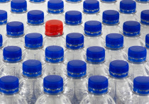 Генеральный директор Главного контрольно-испытательного центра питьевой воды Юрий Гончар рассказал о том, какую опасность представляет хранение воды в бутылках из пластика