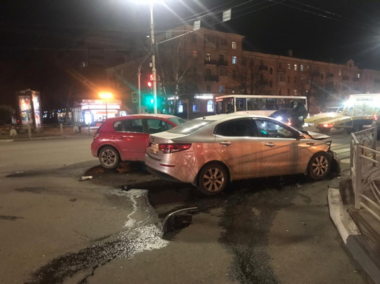 В центре Тамбова столкнулись две иномарки: пострадали три человека