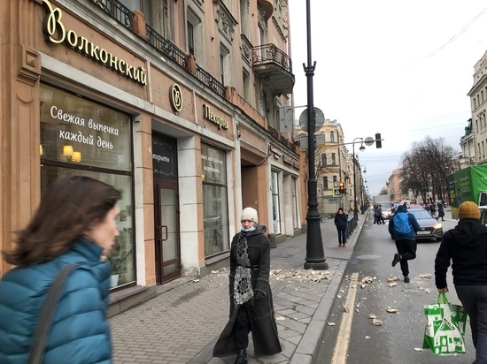 Петербург снова «посыпался: на Каменноостровском проспекте пострадало такси