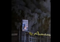 В Чите ночью 19 ноября загорелся торговый центр на перекрестке улиц Ленинградская и Угданская