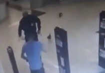 В социальных сетях появились кадры нападения пассажира на охранника в магазине «Дьюти Фри» на территории аэропорта Шереметьево