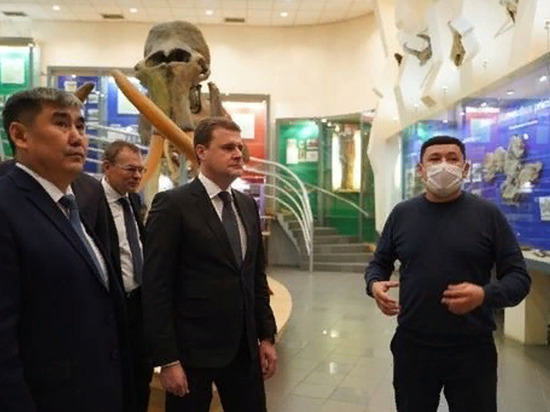 Алексею Чекункову и Айсену Николаеву представили научные проекты СВФУ