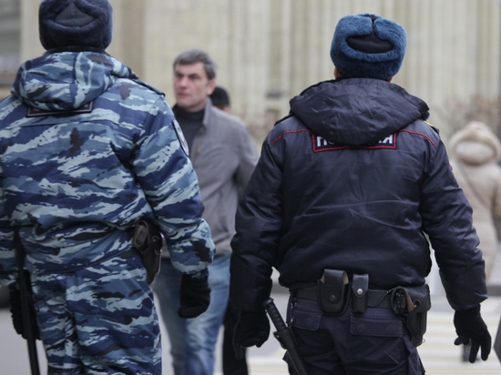 Полицейские задержали петербургских подростков, оголившихся на фоне храма Спаса на Крови