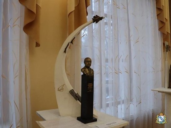В Курске в рамках конкурса проектов памятника авиаконструктору Гуревичу представили 10 работ