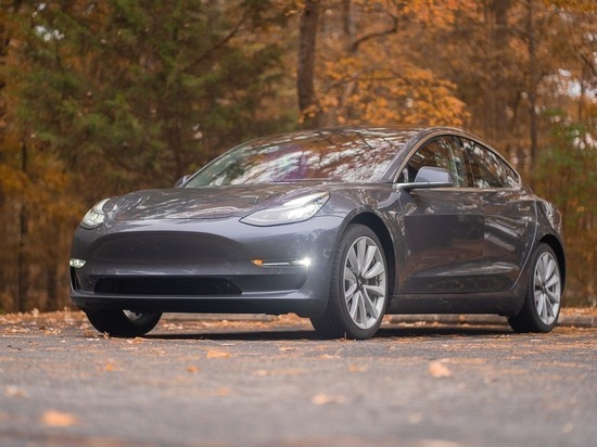 Водители Tesla столкнулись с блокировкой электромобилей
