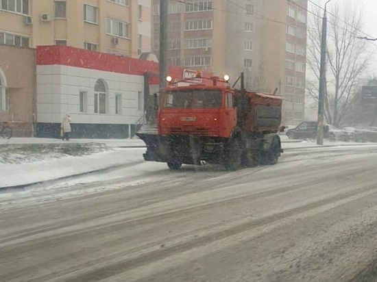 В Пензе началась работа по обработке тротуаров и дорог против гололеда