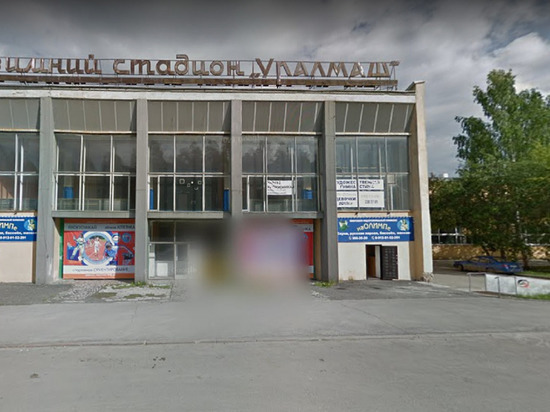 Автомобиль с двумя девушками врезался в здание спорткомплекса «Уралмаш»