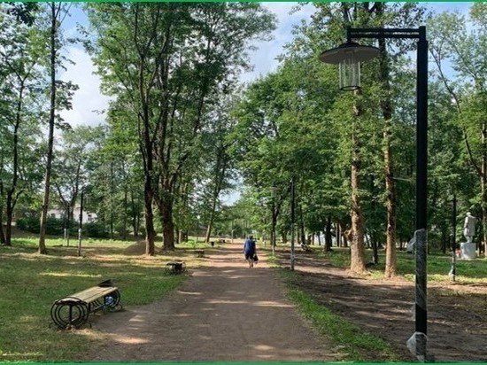 На Кузнечной площади в Валдае выкорчевали пни: завершен первый этап благоустройства