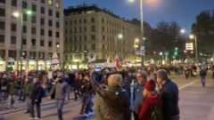Десятки тысяч жителей Вены вышли на митинг против локдауна