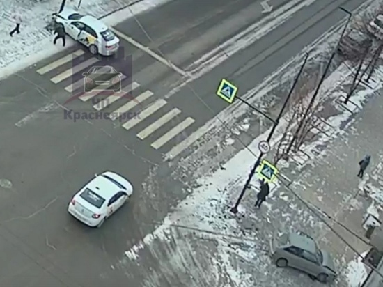 Автомобиль вылетел на тротуар с пешеходами в центре Красноярска