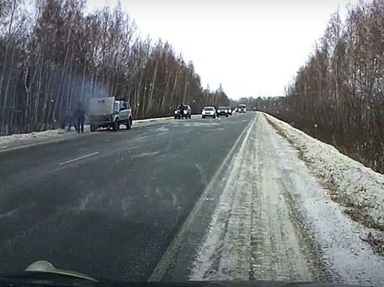 В Омске на Красноярском тракте горел внедорожник