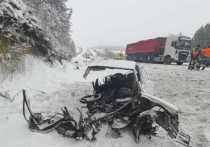 Автомобиль Toyota Corolla столкнулся с грузовиком Mercedes под Красноярском
