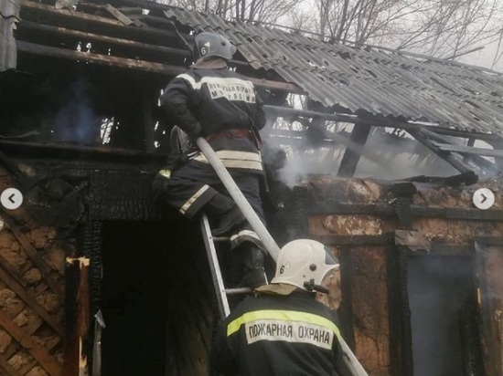 На юге Волгограда из-за неосторожного обращения с огнем сгорел дом