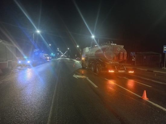 В Твери на Московском шоссе водитель груженого бензовоза попал в аварию