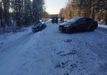 Сотрудники полиции устанавливают обстоятельства ДТП, случившегося 19 ноября на 128 километре автомобильной дороги Томск-Каргала-Колпашево.