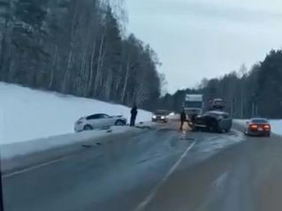 Два автомобиля слетели с трассы и один разбился в массовом ДТП в Новосибирской области