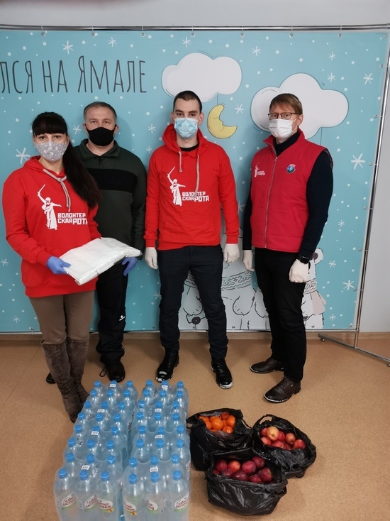 Воду и фрукты привезли волонтеры в госпиталь для лечения коронавируса в Муравленко