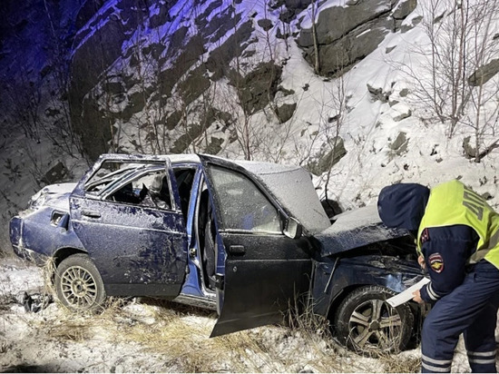 Водитель ВАЗ погиб при ударе машины о скалу на Серовском тракте