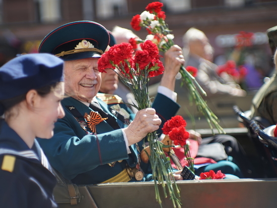 Ветераны и блокадники Ленинграда получили выплату к юбилею Дороги жизни