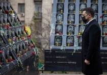 Правительство Украины опубликовало в Twitter фотографии с Владимиром Зеленским, установившим лампадку к кресту на Аллее Героев Небесной Сотни в День Достоинства