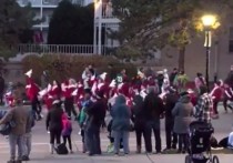 Как сообщает Рен-ТВ со ссылкой на очевидцев, в результате инцидента на рождественском параде в США ранения получили 30 человек